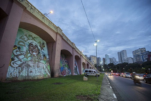 Estruturas conhecidas como "Arcos do Jânio", que receberam arte urbana em seus vãos - foto de Marlene Bergamo/Folhapress